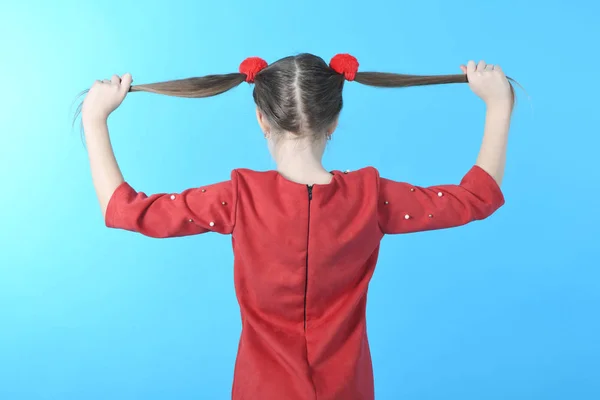 Comprimento total estúdio foto menina vestindo vestido vermelho de pé — Fotografia de Stock