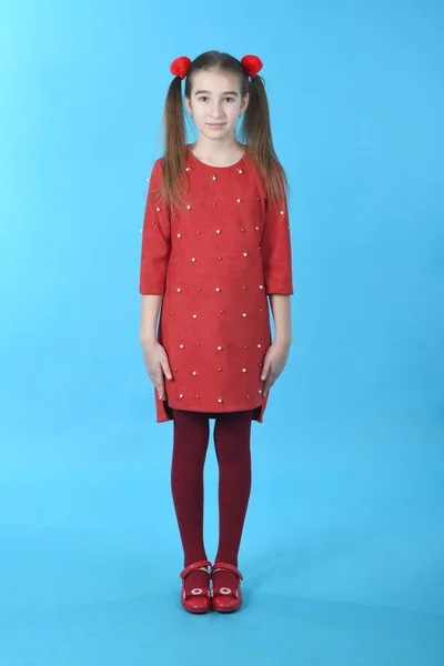 빨간 드레스 서 있는 전체 길이 스튜디오 사진 소녀 — 스톡 사진