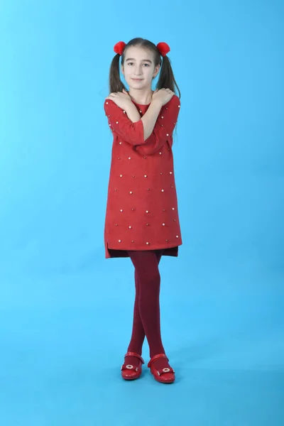 Largura completa estudio foto chica usando vestido rojo de pie — Foto de Stock