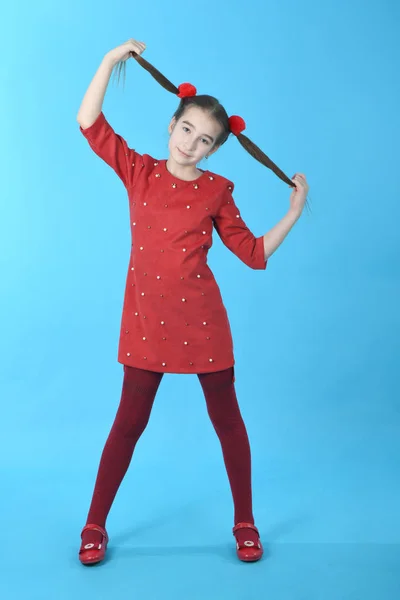 Pleine longueur studio photo fille portant robe rouge debout — Photo