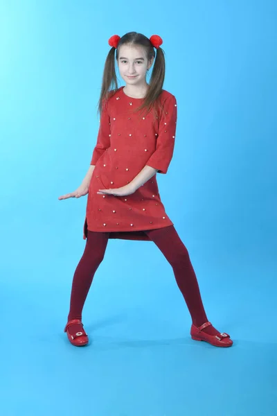 Full längd Studio Foto flicka klädd i röd klänning stående — Stockfoto