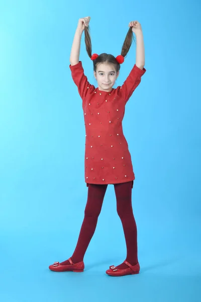 Pleine longueur studio photo fille portant robe rouge debout — Photo