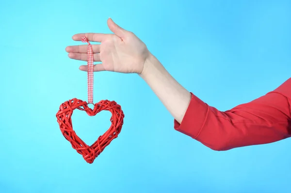 Mujer mano sosteniendo el símbolo corazón en la mano —  Fotos de Stock