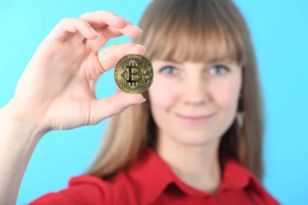Pretty Girl sosteniendo nuevo bitcoin criptomoneda de oro en la mano — Foto de Stock