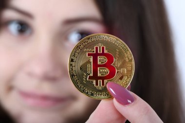 Yeni cryptocurrency tutan kız