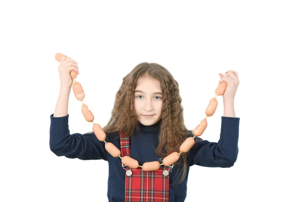 Joven chica sostiene salchichas — Foto de Stock