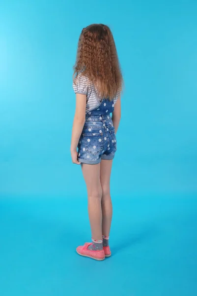 Молода дівчина позує позаду стоячи — стокове фото