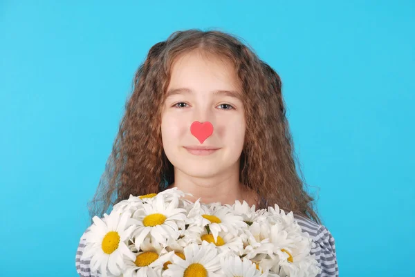 Menina posando com margaridas — Fotografia de Stock