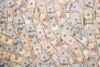 arka plandan dolarlık banknotlar.