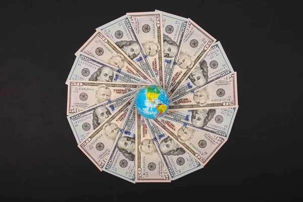 Erdkugel auf Mandala-Kaleidoskop aus Geld. abstraktes Geld Hintergrund Raster Muster wiederholen Mandala-Kreis. — Stockfoto