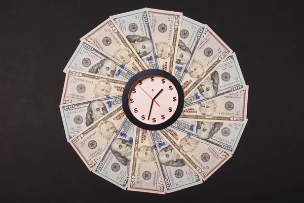 Концепция часов и доллара. Часы на мандале калейдоскоп из денег. Абстрактный денежный фон растровый рисунок повторить мандала круг . — стоковое фото