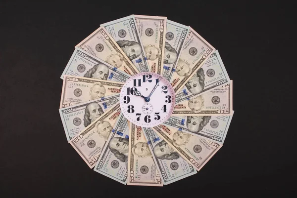 Concepto de reloj y dólar. Reloj en mandala caleidoscopio de dinero. Dinero abstracto fondo patrón raster repetición círculo mandala . —  Fotos de Stock