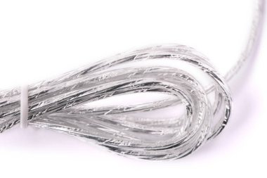 USB kablosu beyazda izole edildi.