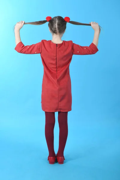 빨간 드레스 서 있는 전체 길이 스튜디오 사진 소녀 — 스톡 사진