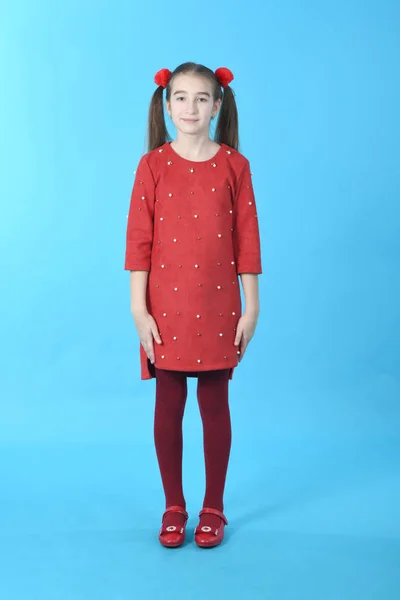 Tam uzunluklu stüdyo fotoğraf kız giyen kırmızı elbise ayakta — Stok fotoğraf
