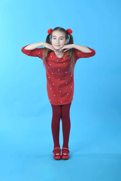 Volledige lengte studio foto meisje draagt rode jurk staande — Stockfoto