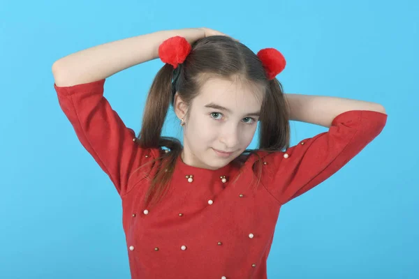 Pleine longueur studio photo fille portant robe rouge debout — Photo