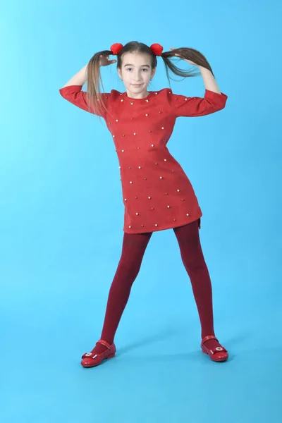 Comprimento total estúdio foto menina vestindo vestido vermelho de pé — Fotografia de Stock