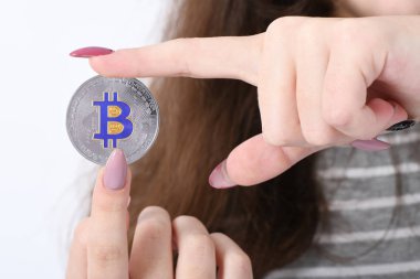 Yeni cryptocurrency tutan kız