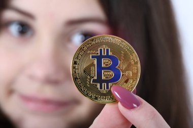 Yeni cryptocurrency tutan kız