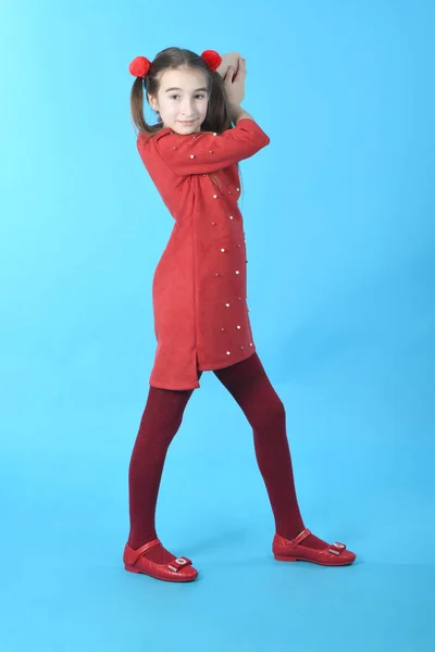 Pleine longueur studio photo fille portant robe rouge debout — Photo