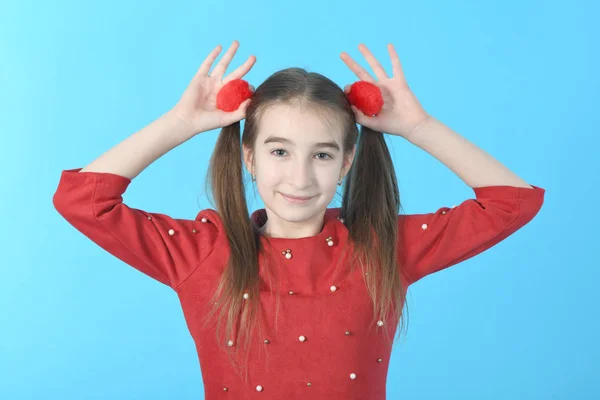 Comprimento total estúdio foto menina vestindo vestido vermelho de pé — Fotografia de Stock