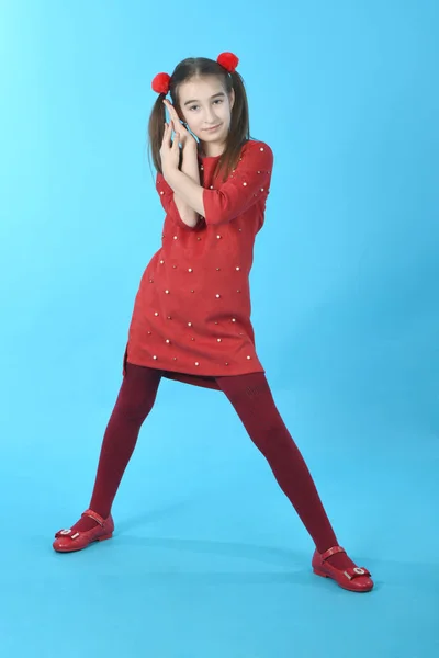 Full längd Studio Foto flicka klädd i röd klänning stående — Stockfoto