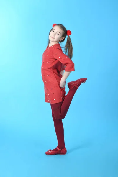 Full length studio photo girl indossa abito rosso in piedi — Foto Stock