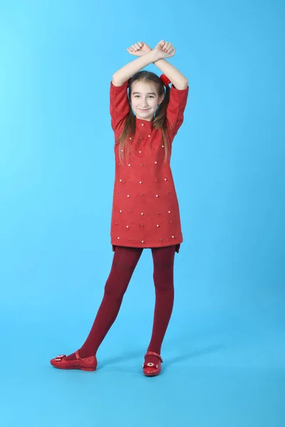 Pleine longueur studio photo fille portant robe rouge debout — Photo