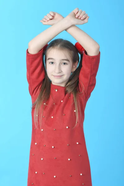 Comprimento total estúdio foto menina vestindo vestido vermelho de pé — Fotografia de Stock