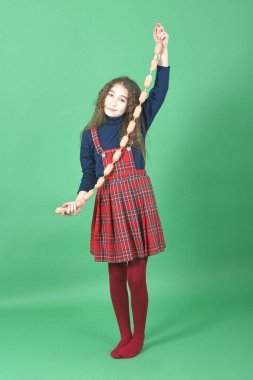 Genç kız sosis tutar