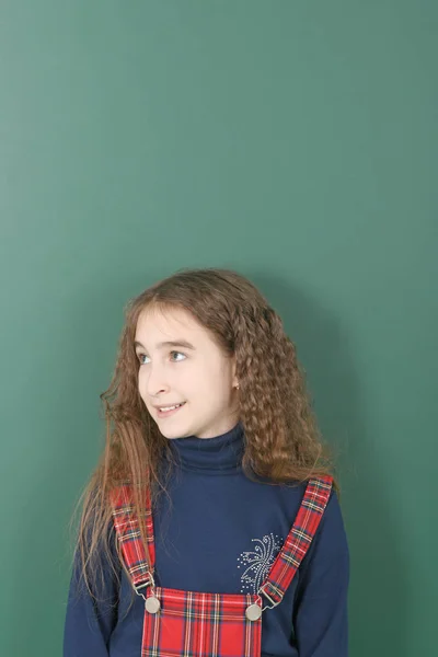 Colegiala cerca de la junta escolar verde . — Foto de Stock