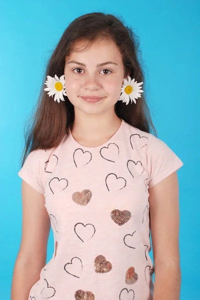 Menina bonita com brincos de camomila . — Fotografia de Stock