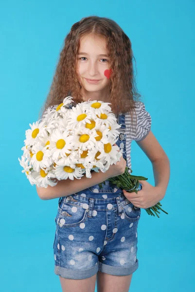 Menina posando com margaridas — Fotografia de Stock