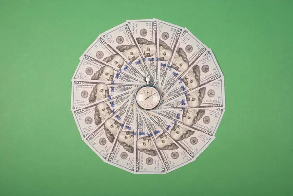 Stoppuhr auf Mandala-Kaleidoskop aus Geld. — Stockfoto