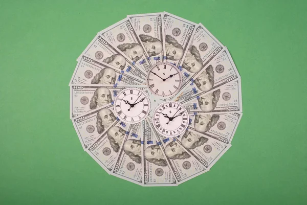 時計とドルの概念。お金から曼荼羅万華鏡の時計。抽象的なお金の背景ラスタパターンリピートマンダラサークル. — ストック写真