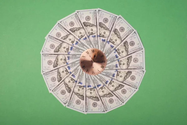 Konzept von Uhr und Dollar. Ab 10 Uhr auf Mandala-Kaleidoskop aus Geld. abstraktes Geld Hintergrund Raster Muster wiederholen Mandala-Kreis. — Stockfoto