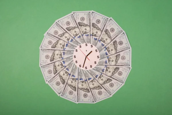 Концепція годинника і долара. Годинник на мандали-калейдоскоп від грошей. Абстрактний грошовий фон растровий візерунок повторення мандали кола . — стокове фото