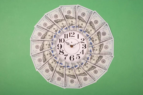 Concepto de reloj y dólar. Reloj en mandala caleidoscopio de dinero. Dinero abstracto fondo patrón raster repetición círculo mandala . —  Fotos de Stock