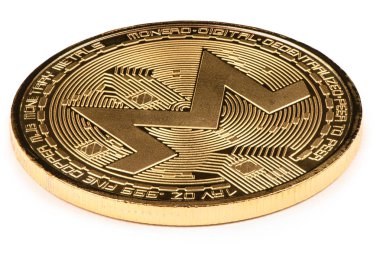 Altın monero beyaz arka planda izole. (kırpma yolu)