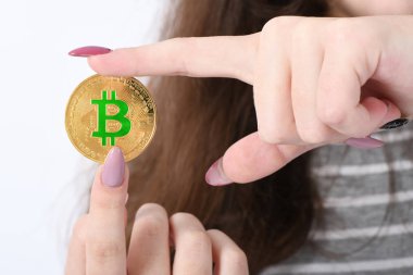 Yeni cryptocurrency tutan kız