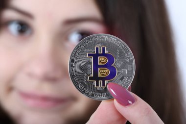 Yeni cryptocurrency tutan kız