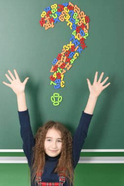 Liseli kızlar yeşil okul yönetimi üzerinde gülümseyen. 