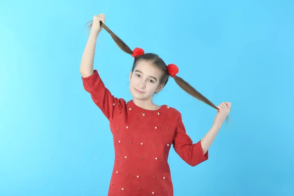 Pleine longueur studio photo fille portant robe rouge debout — Photo