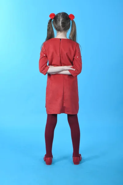 Comprimento total estúdio foto menina vestindo vestido vermelho de pé — Fotografia de Stock