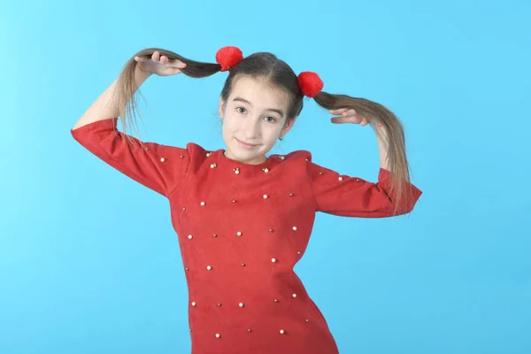 Pleine longueur studio photo fille portant robe rouge debout — Photo