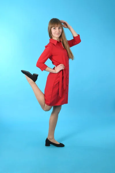 Hermosa mujer joven en vestido rojo —  Fotos de Stock