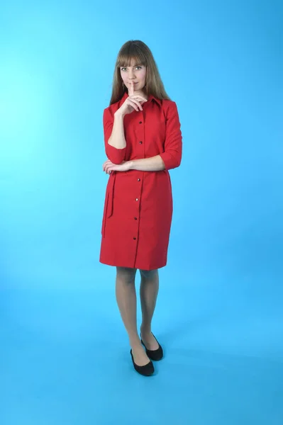 Bella giovane donna in abito rosso — Foto Stock