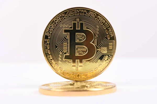 Bitcoin d'or isolé sur fond blanc. — Photo