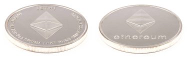 Altın ethereum beyaz arka plan üzerinde izole. (İki kırpma yolu)